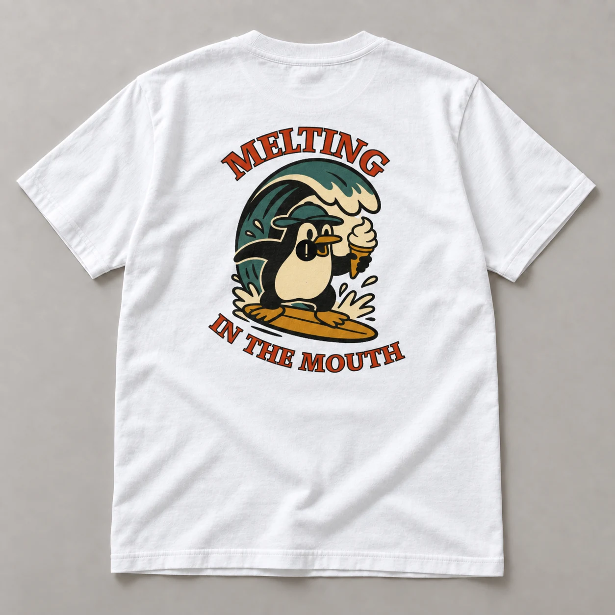 白いTシャツの背面。波の上でソフトクリームを持ってサーフィンするペンギンとMELTING IN THE MOUTHの文字