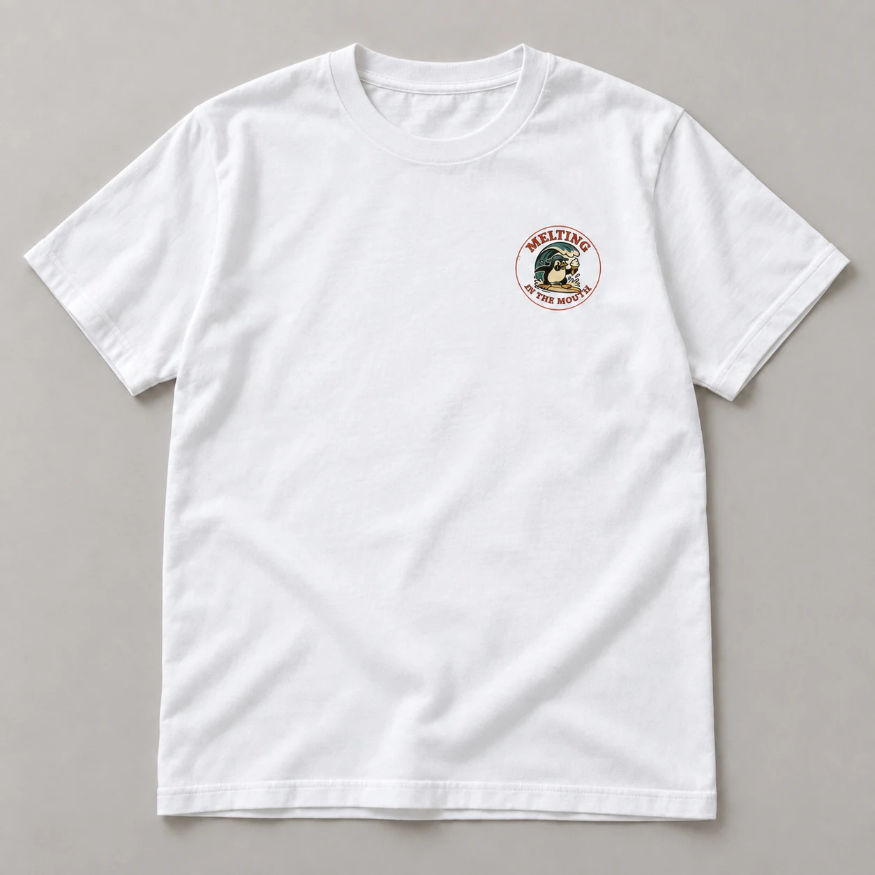 白いTシャツの前面。胸元に小さな円形のロゴ