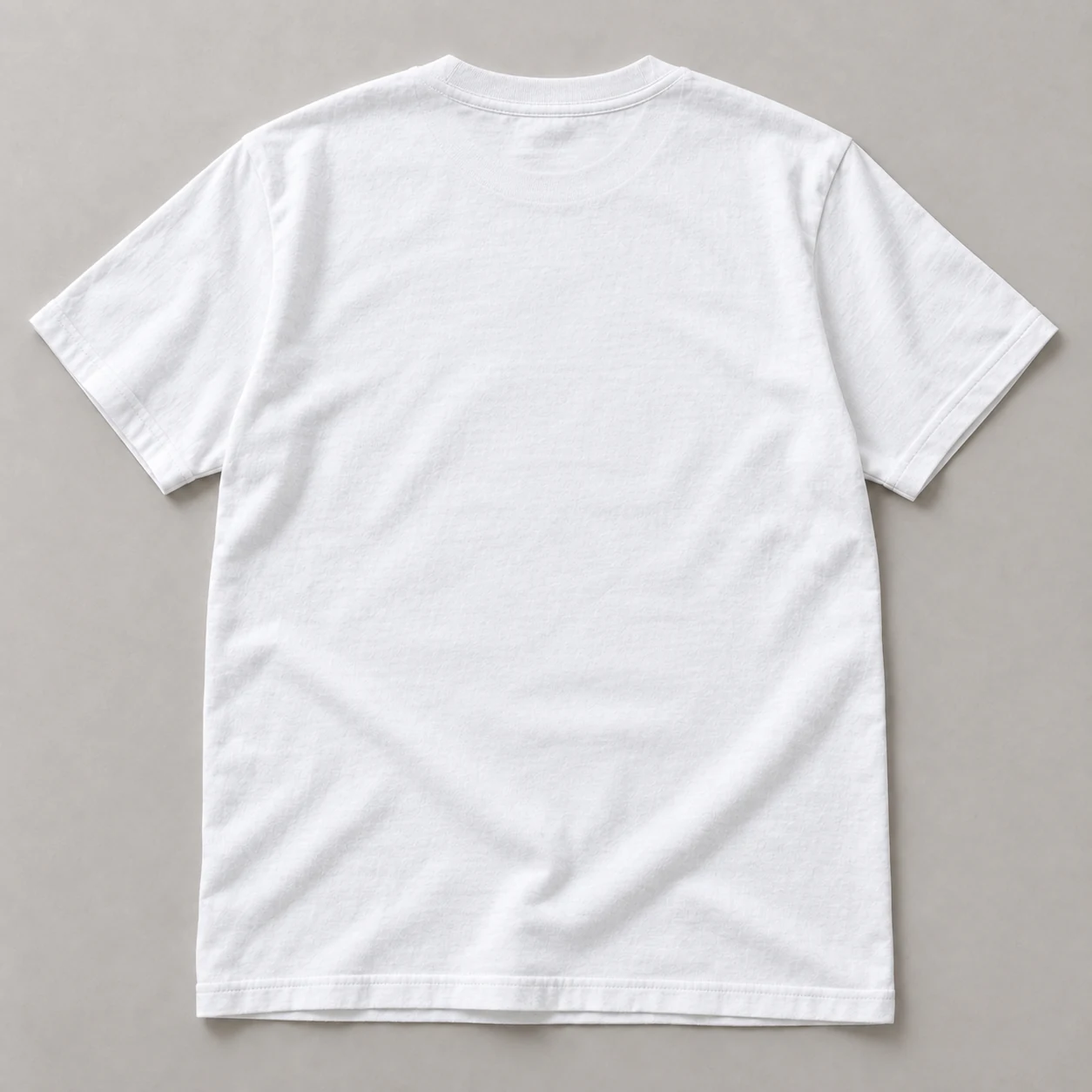 白いTシャツの背面。プリントのない無地のイメージ