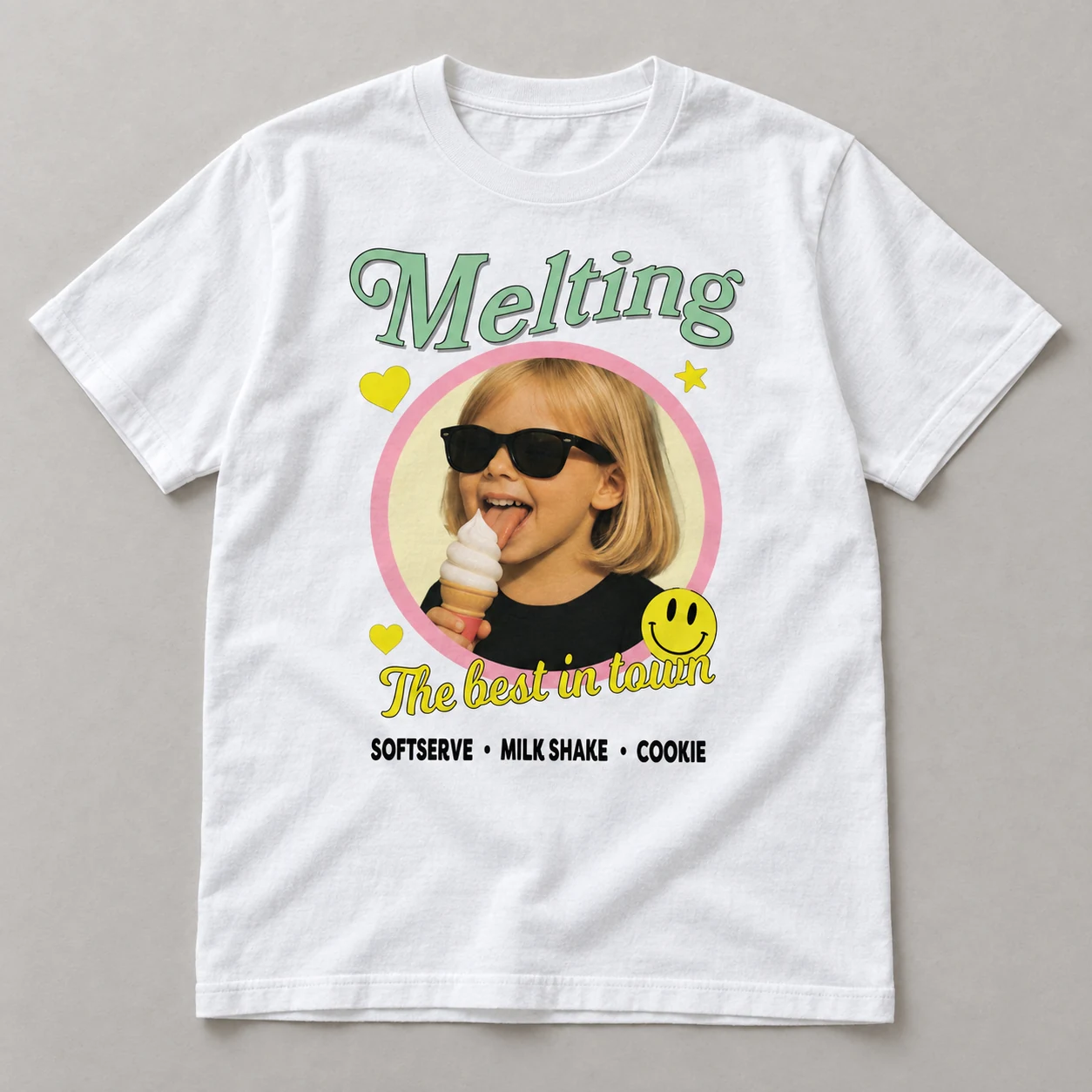 白いTシャツの胸に、Meltingのロゴとソフトクリームを持つ子どもの写真、The best in townの文字をプリントしたイメージ